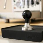 Profitec Tamper auf Tampermatte neben Espressomaschine in Sindelfingen