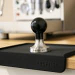 Profitec Tampermatte mit Knick neben Espressomaschine – Barista Zubehör