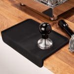 Profitec Tampermatte mit Knick auf Holzarbeitsplatte in Sindelfingen – Zubehör für Siebträger