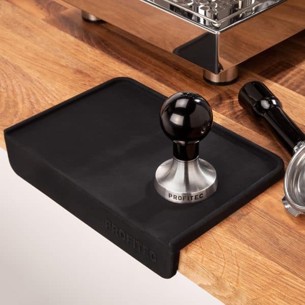 Profitec Tampermatte mit Knick auf Holzarbeitsplatte in Sindelfingen – Zubehör für Siebträger