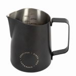 Profitec Milchkännchen Mattschwarz 550 ml für Latte Art – Barista Zubehör bei Caffista Sindelfingen