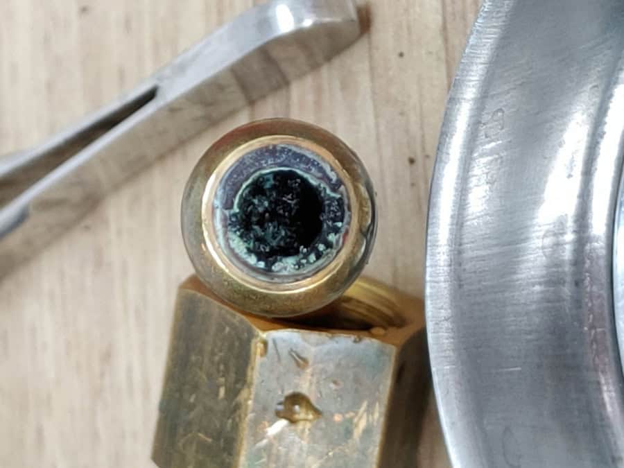 Dieses Rohr ist von innen vollkommen mit Kalk verstopft