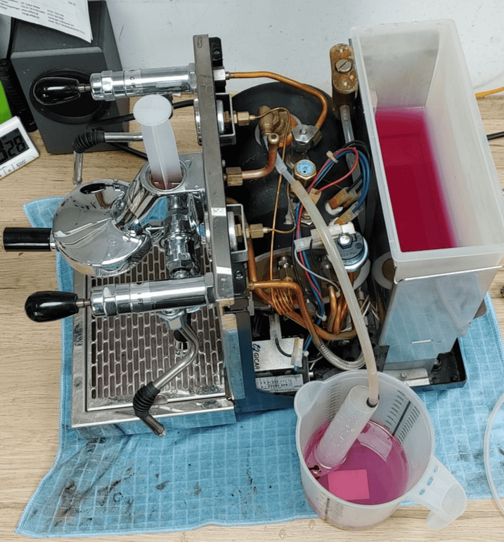 So löst sich der Kalk in den Rohren auf, durch den die Temperatur des Kaffees so stark abgenommen hatte