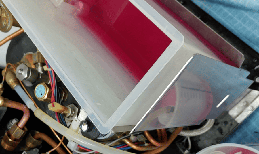 Unter dem Tank mit Säure befindet sich ein oft undichter Anschluss