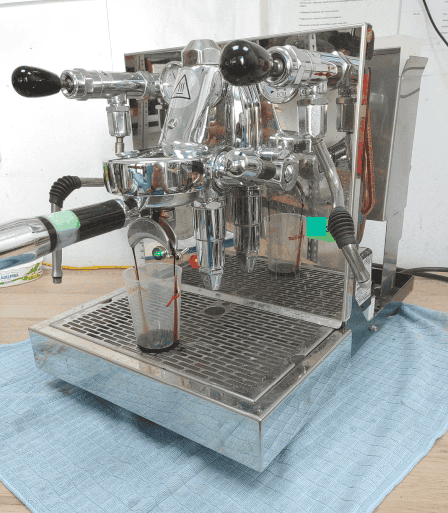 Temperaturprüfung des Espressos und des Kaffees nach der Reparatur. Alles perfekt