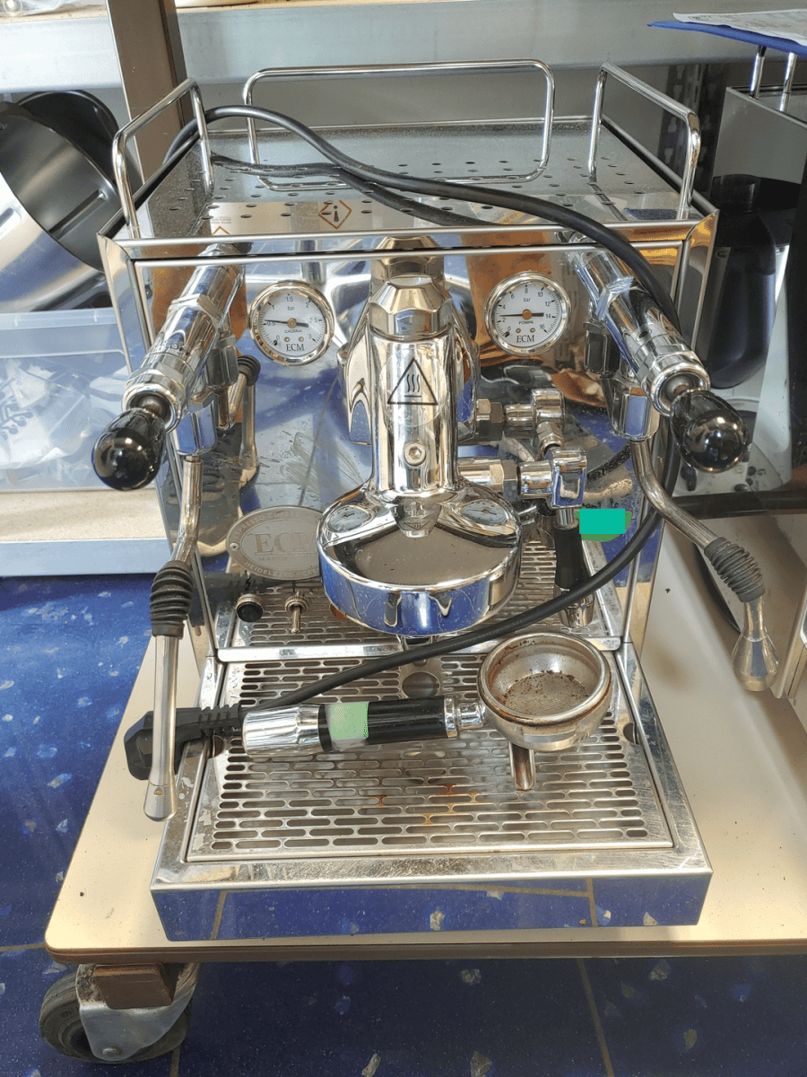 Fertig reparierte Siebträgermaschine vor der Endreinigung