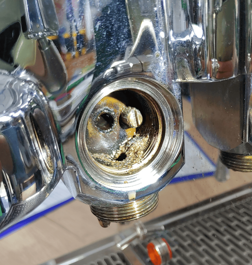 Übermäßig viel Kalk ist seitlich am Anschluss des Bezugshebels schon zu sehen