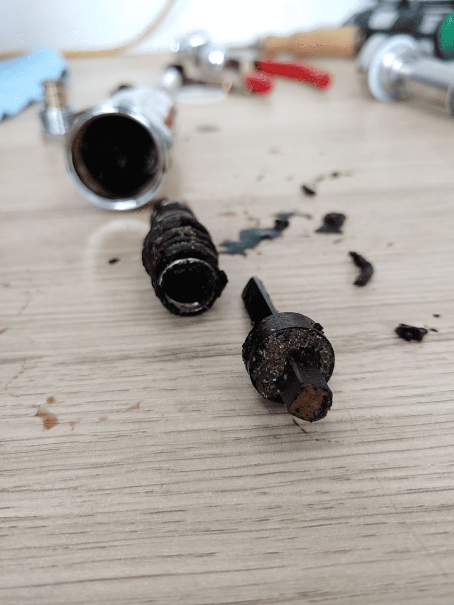 Die komplette Brühgruppe voller Kalk und Schmutz