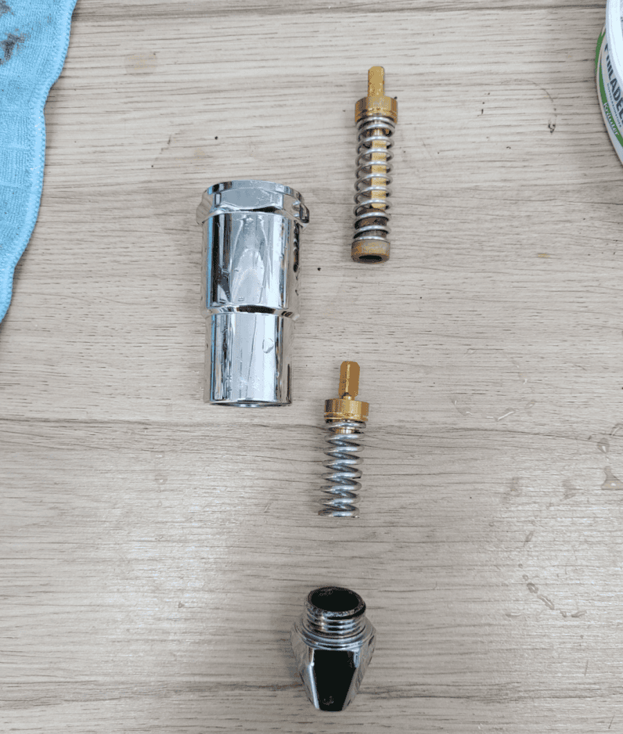 Im Ultraschallbad gereinigte Teile der Brühgruppe nach der Reinigung