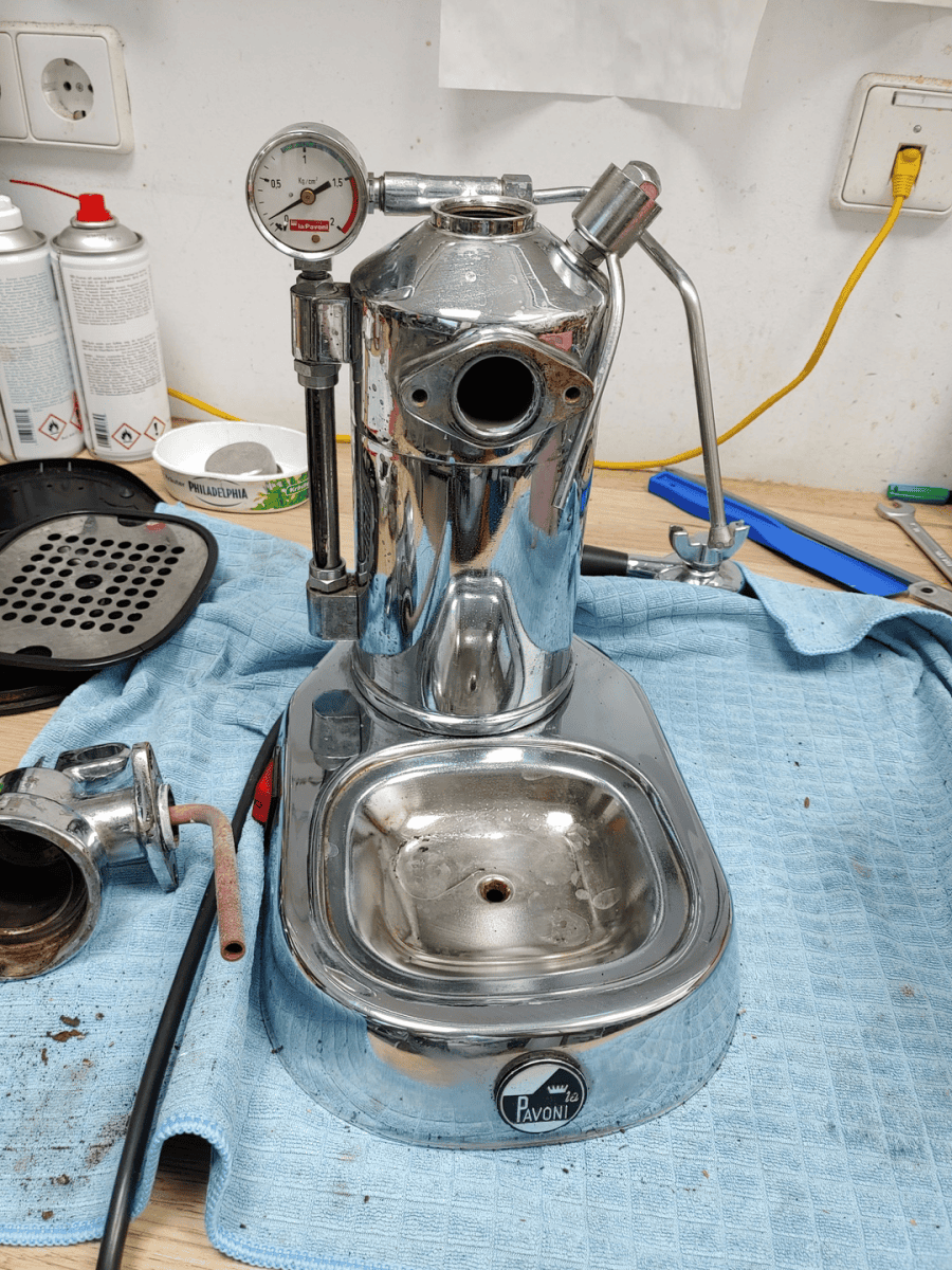 Dieser LaPavoni Siebträger wird nicht heiß da er nicht mehr richtig aufheizt und baut keinen Druck mehr auf