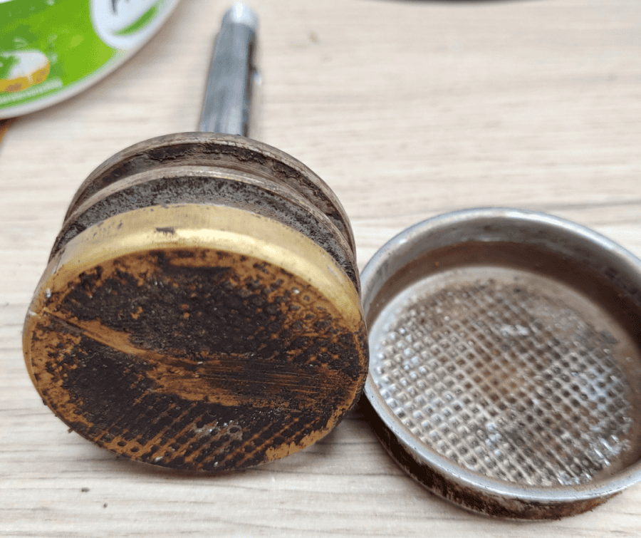 LaPavoni Handhebel Reparatur - Siebträger heizt nicht auf und baut keinen Druck auf 6 Der Brühkolben oder Stempel hatte deutliche Spuren und Ablagerungen