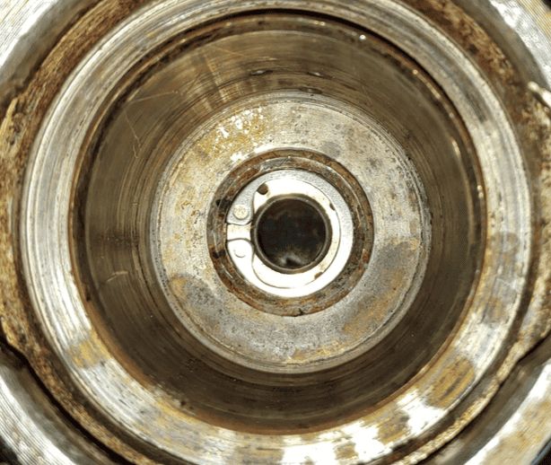 LaPavoni Handhebel Reparatur - Siebträger heizt nicht auf und baut keinen Druck auf 8 Die Brühgruppe mit getauschter Lippendichtung und neuer Lochscheibe und Sprengring