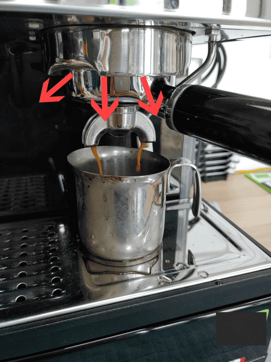 Die Quickmill verliert beim Brühvorgang seitlich des Siebhalters Wasser