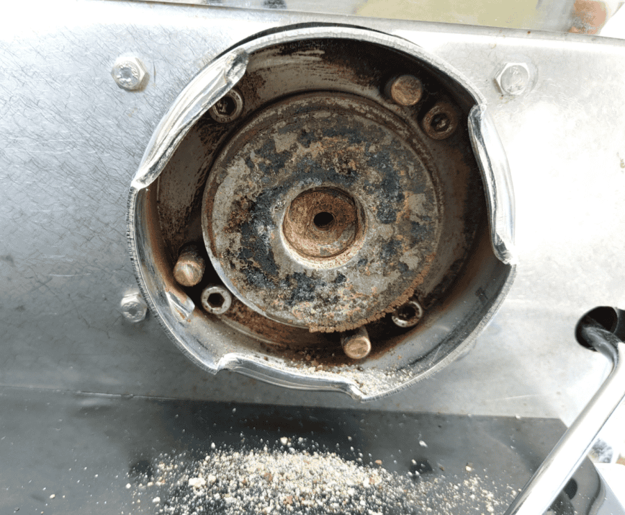 Quickmill Wasser kommt seitlich des Siebhalters an der Brühgruppe raus 2 Nach der Demontage der Brühgruppe zeigt sich der schlechte Zustand der Brühgruppe