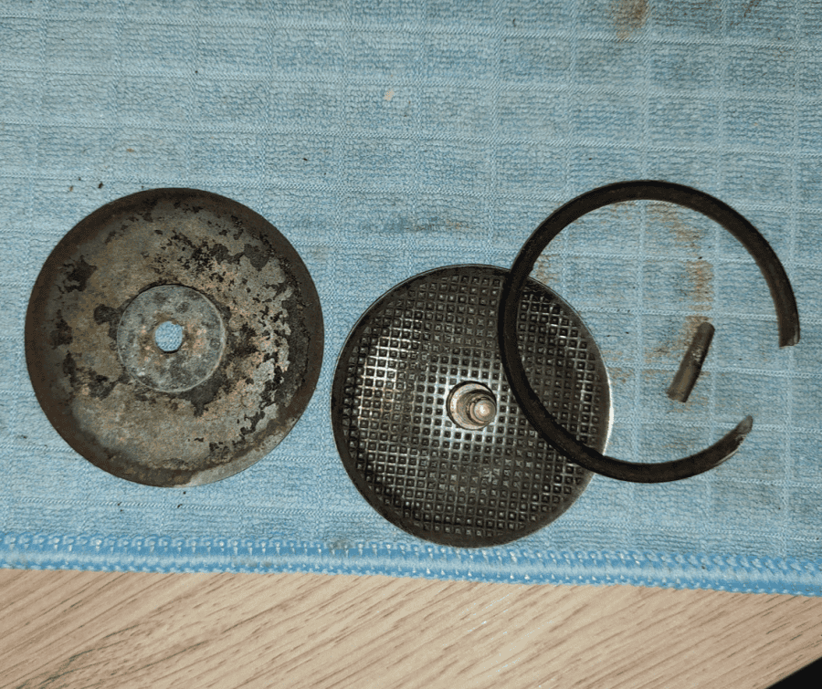 Quickmill Wasser kommt seitlich des Siebhalters an der Brühgruppe raus 3 Die total korrodierte Verteilerplatte, das Duschensieb und die verhärtete und gebrochene Gruppendichtung der Quickmill sehen sehr mitgenommen aus