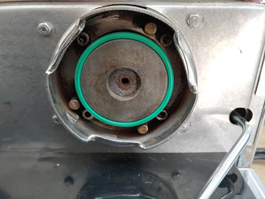 Quickmill Wasser kommt seitlich des Siebhalters an der Brühgruppe raus 4 Die neue Dichtung an der gereinigten Quickmill Brühgruppe ist grün