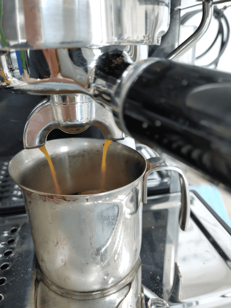 Quickmill Wasser kommt seitlich des Siebhalters an der Brühgruppe raus 5 Die fertig reparierte Quickmill brüht wieder hervorragend ohne zu spritzen