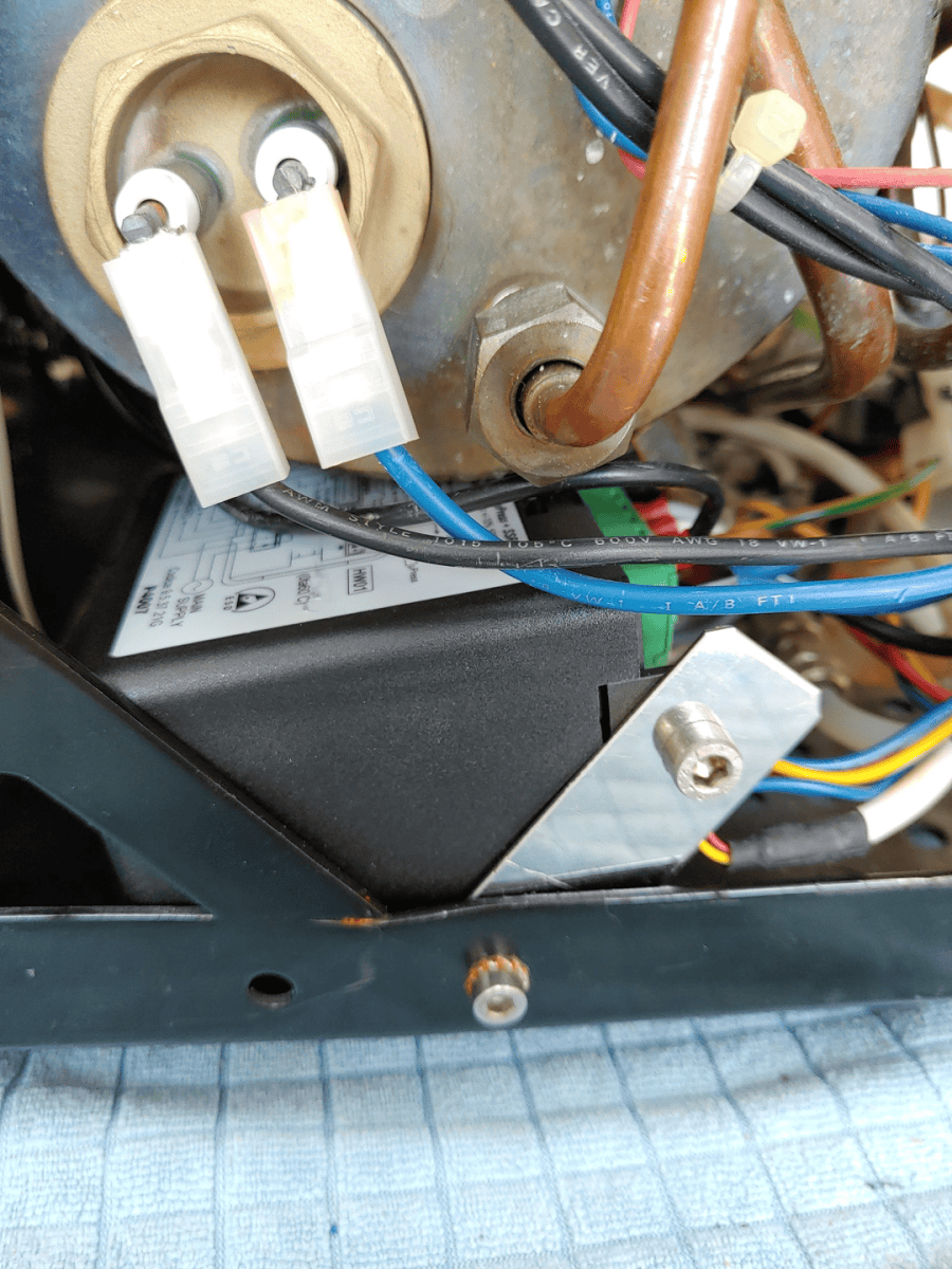 Dicht unter dem Kessel verbaut ist die neue Elektronik verbaut