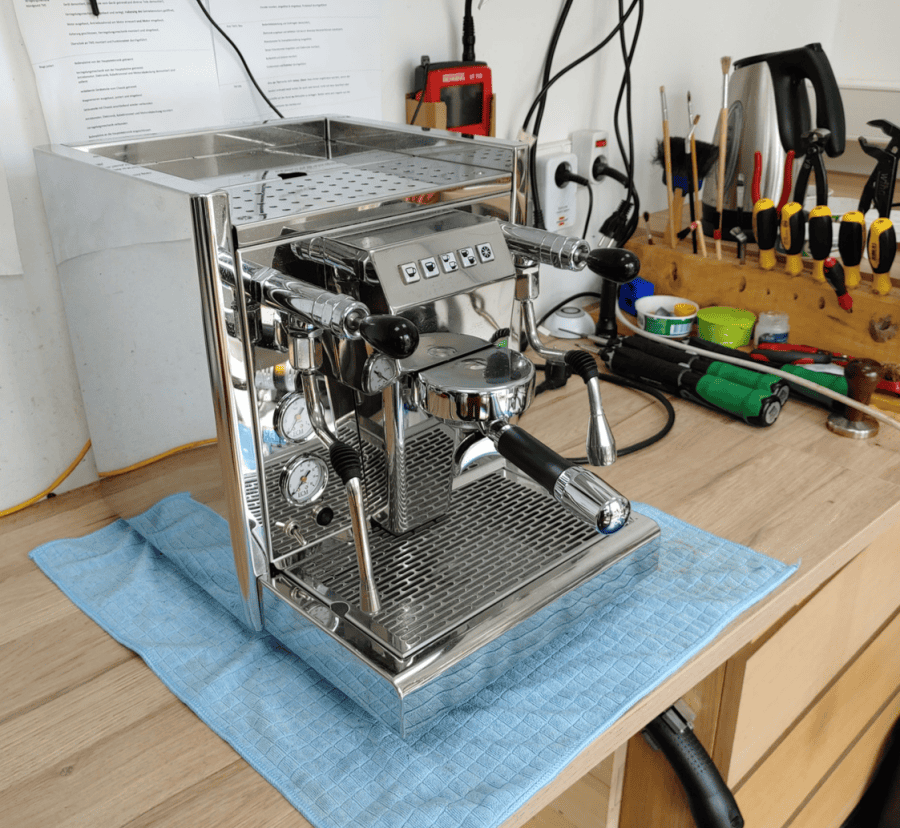 Fertig reparierte Siebträgermaschine, bei der keine Sicherung mehr fliegt und kein FI Schalter mehr auslöst.