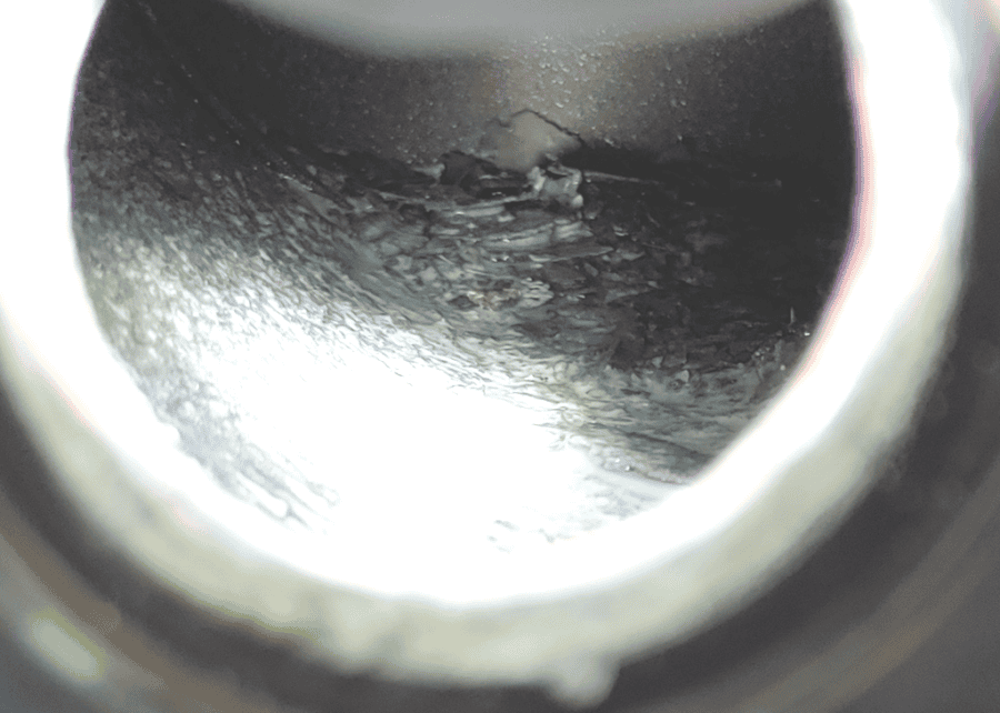 Reste des geplatzen Heizkörpers befinden sich noch im Kessel