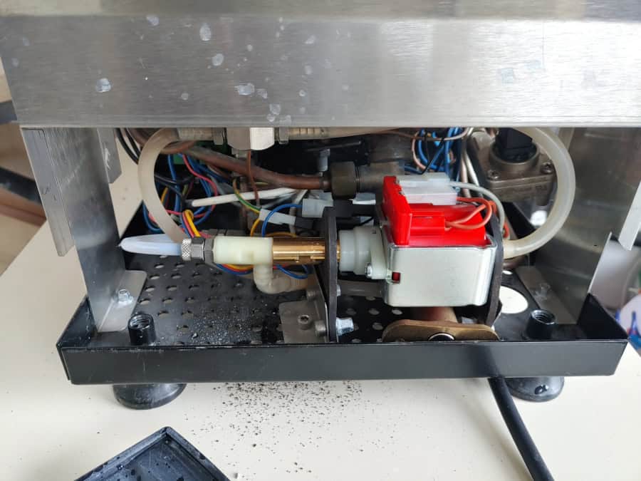 Ebenfalls defekt und auslöser der herausfliegenden Sicherung: Die Pumpe