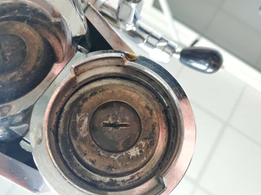 Verschmutzte Brühgruppe der ECM