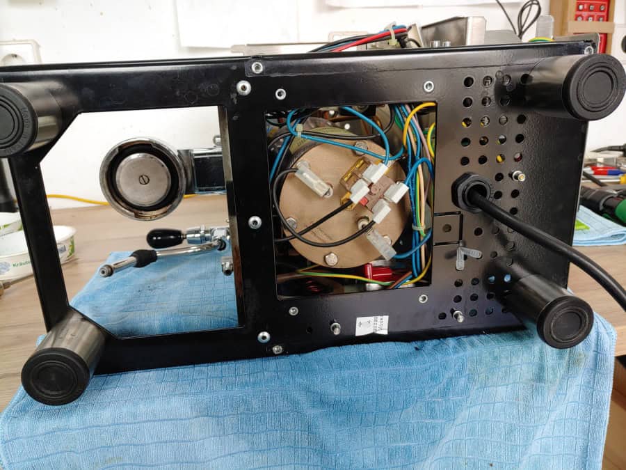 Die Heizung der Seibträgermaschine ist defekt, weswegen der Druck im Kessel nicht mehr aufgebaut wird