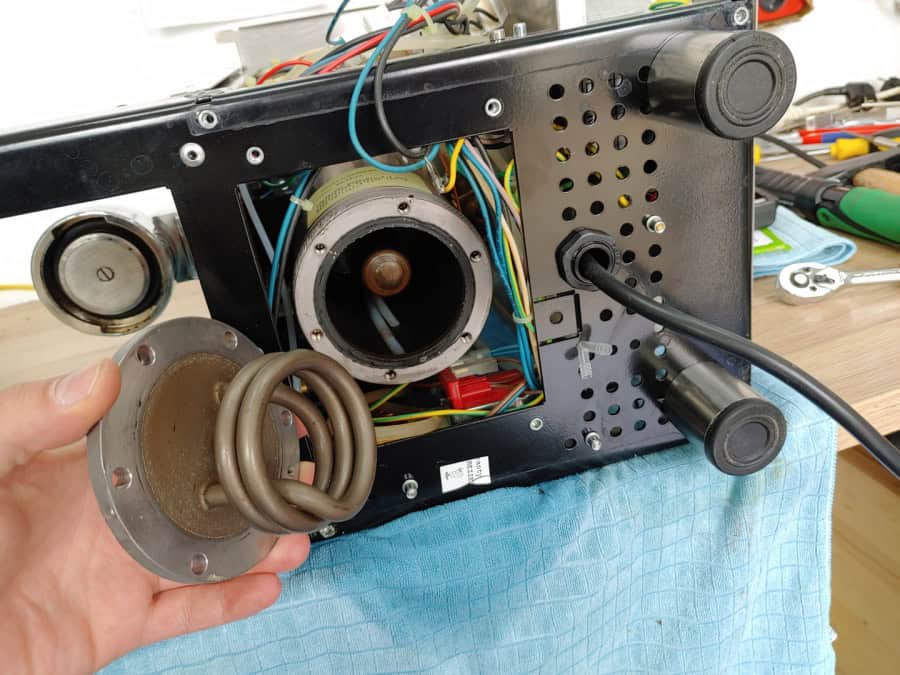 Die neue Heizung der BZ10 Siebträgermaschine kann eingebaut werden, um den richtigen Druck und die richtige Temperatur im Kessel zu gewährleisten
