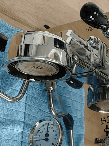 Deutlich zu sehen: Der Manometer steht trotz leerem Kessel bei 1,5 bar.