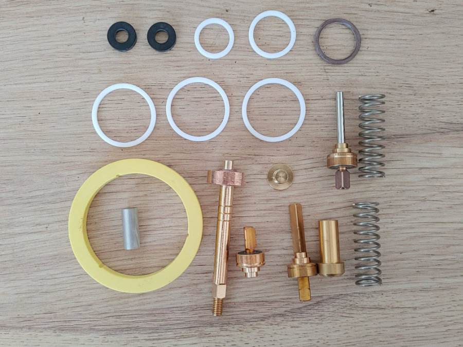 Neue Teile, welche beim Kundendienst am Siebträger in der Brühgruppe verbaut werden