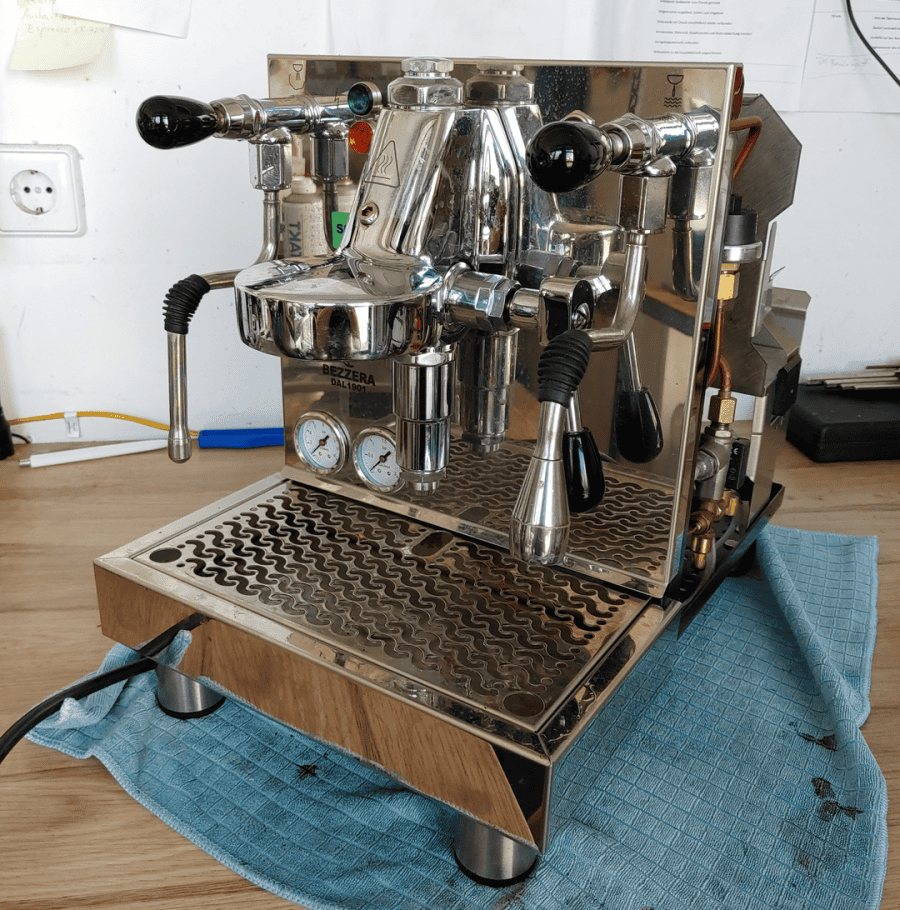 Gelungene Reparatur der Siebträgermaschine die überhitzt hat und bei der der Druck zu hoch war