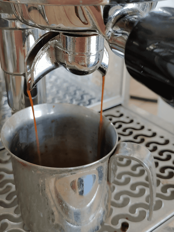 Im Funktionstest wird nach jeder Reparatur die einwandfreie Funktion der Siebträgermaschine geprüft