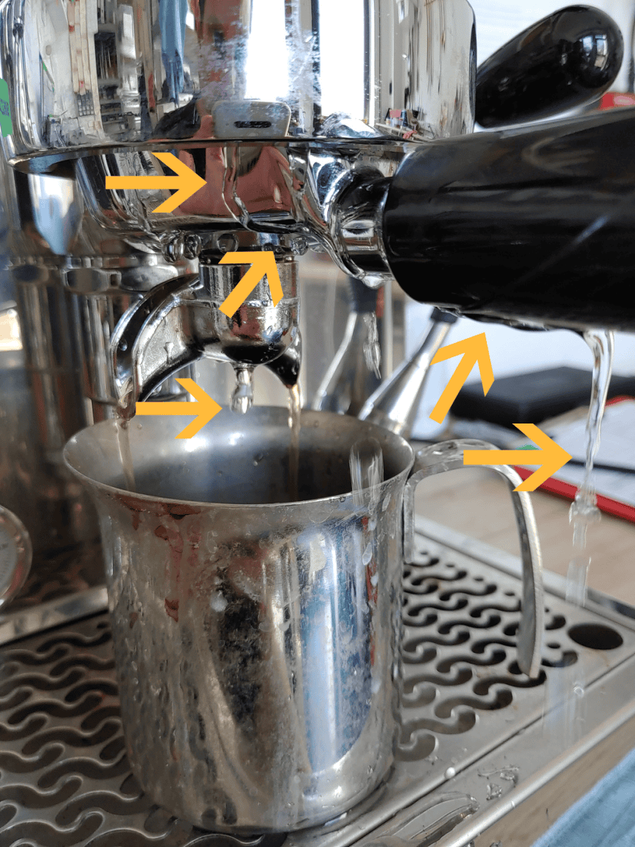 Austretendes Wasser neben dem Siebhalter macht den Espressobezug unmöglich