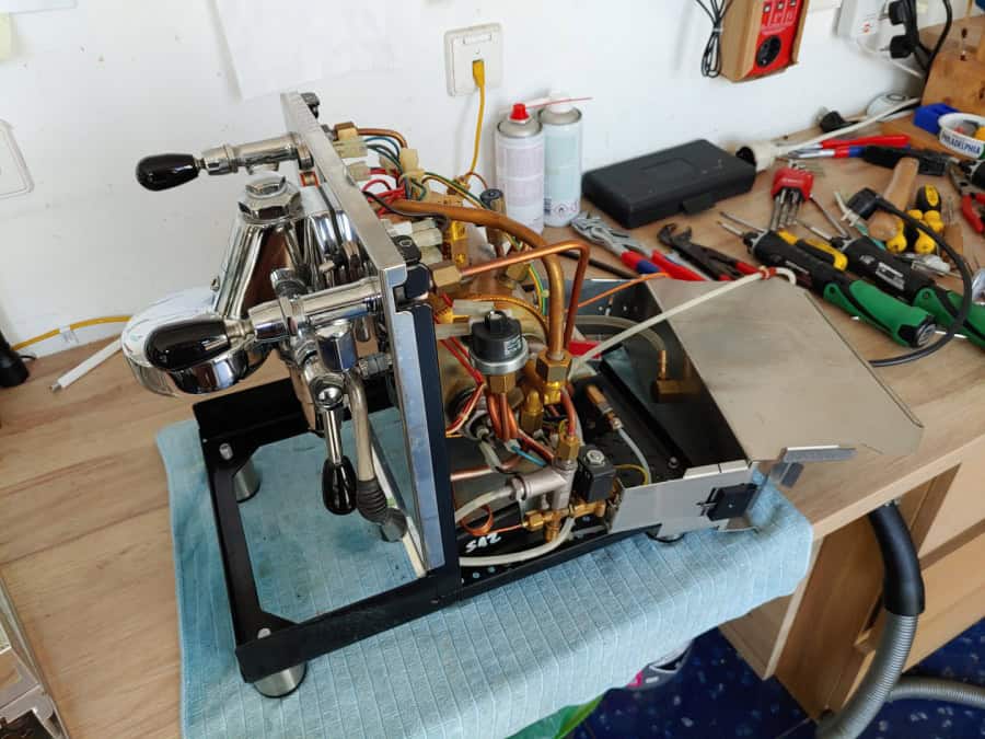 Der Siebträger überhitzt und der Druck steigt zu hoch. Anschließend kommt Wasser und viel Dampf aus dem Gehäuse