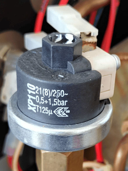 Der defekte Druckschalter, der dafür sorgte, dass der Siebträger überhitzt