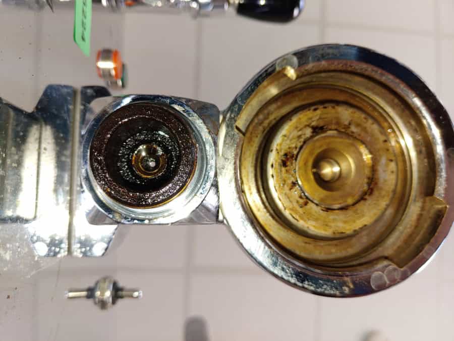 Ein weiterer Baustein des Kundendienstes an Siebträgermaschinen ist die Reinigung der Brühgruppe