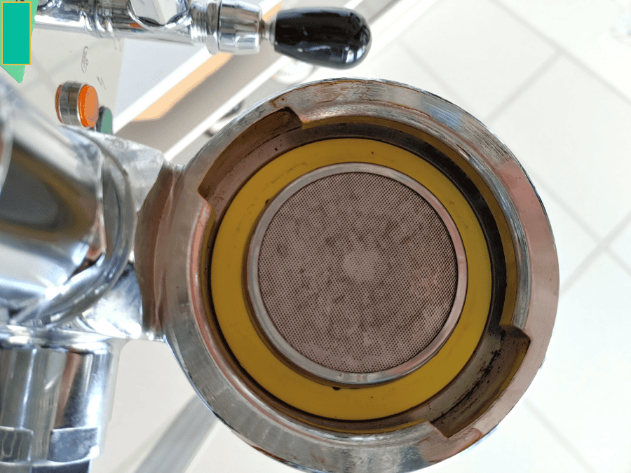 Gereinigte Brühgruppe mit neuer Gruppendichtung und gereinigtem Duschsieb