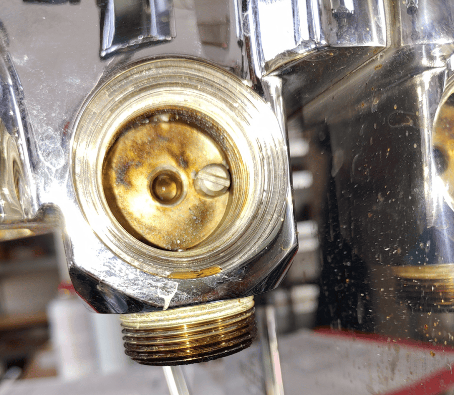 Für den fachgerechten Service am Siebträger muss die komplette Brühgruppe demontiert und zerlegt werden