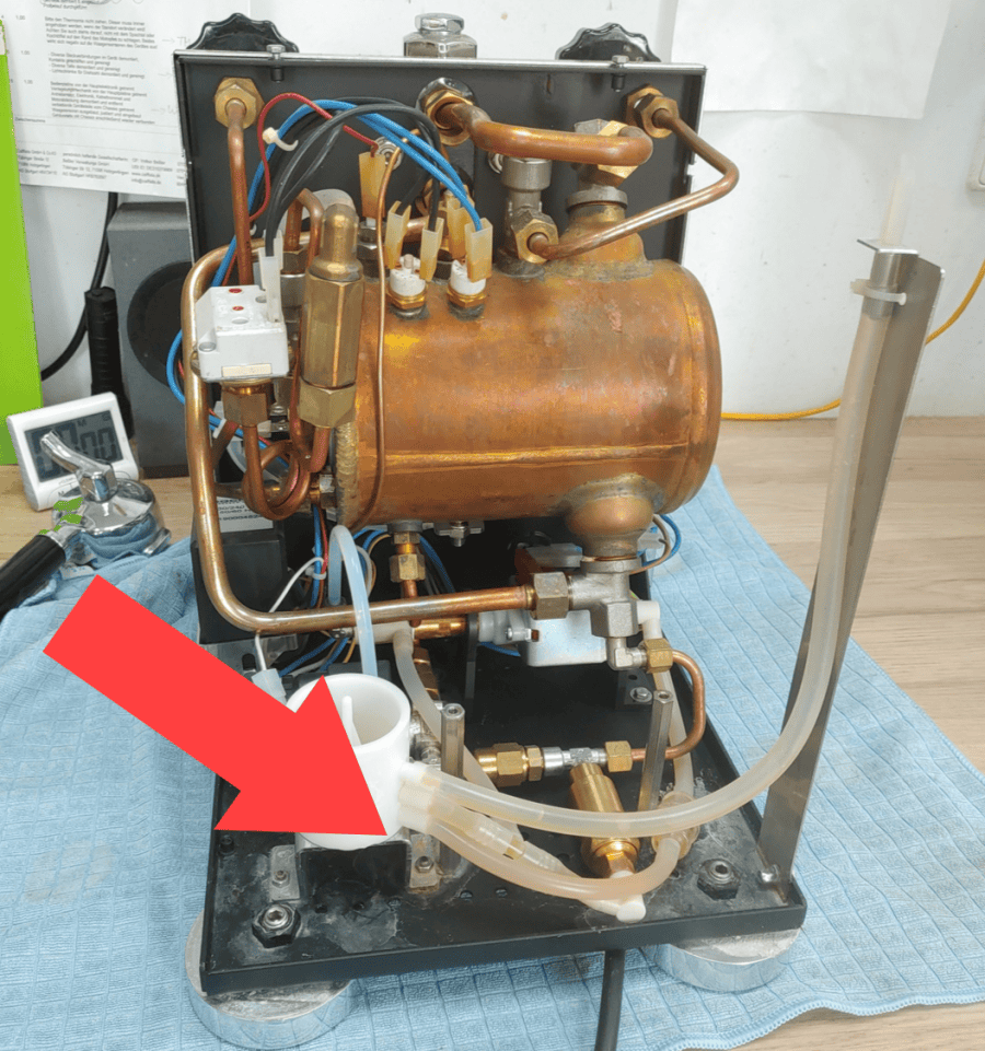 Siebträgermaschine verliert Wasser an der Aufnahme unter dem Wassertank und ist undicht