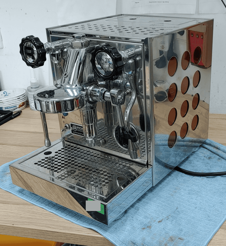 Dier fertig reparierte Siebträgermaschine ist nun wieder dicht