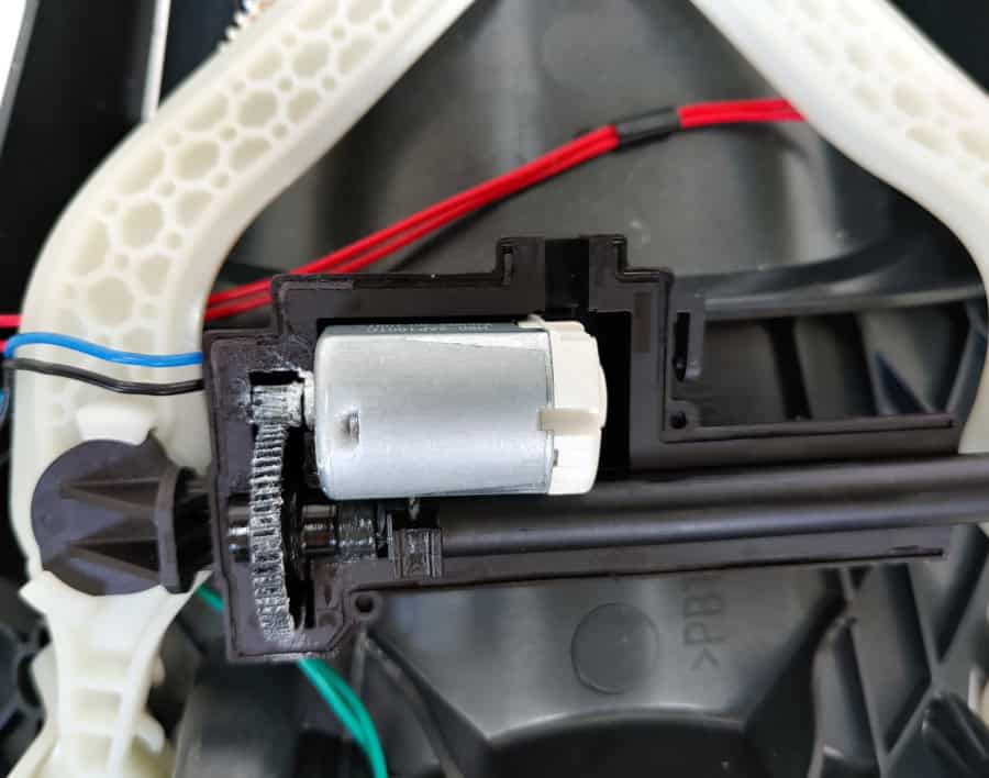 TM5 Reparatur der Verriegelung des Topfes oder des Deckels bei den Fehlermeldungen C153, C142, C148 und C143 Bild2 Das Getriebe welches die Arme der Verriegelung betätigt und die Fehlermeldungen C153, C142, C143 und C148 auslöst