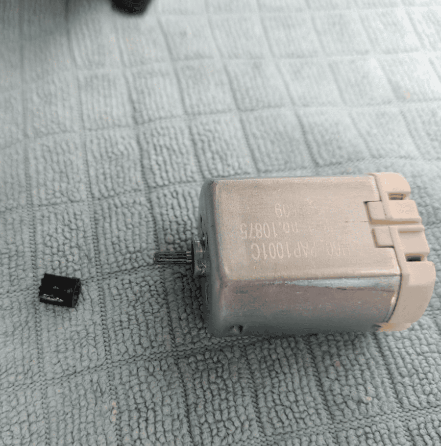 TM5 Reparatur der Verriegelung des Topfes oder des Deckels bei den Fehlermeldungen C153, C142, C148 und C143 Bild3 Das defekte Zahnrad in der Verriegelung des TM5 sorgt für viele Fehlermeldungen im Display