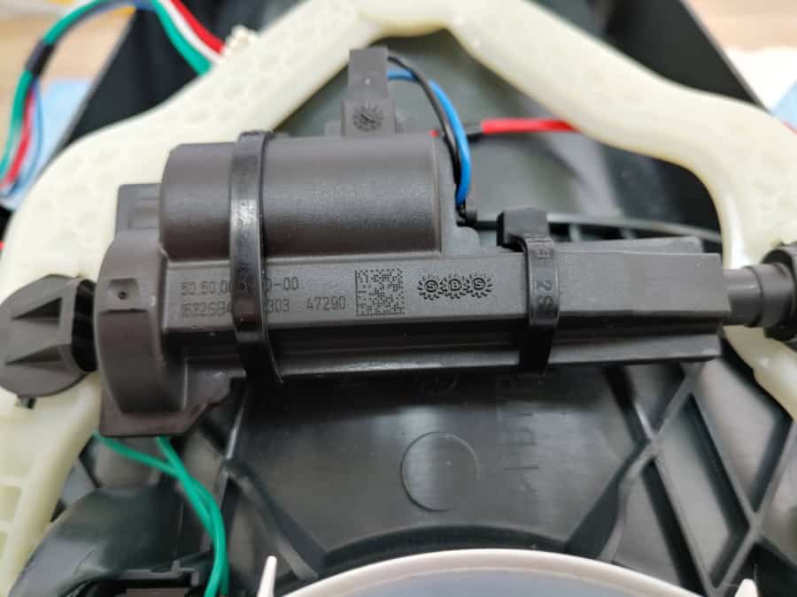 TM5 Reparatur der Verriegelung des Topfes oder des Deckels bei den Fehlermeldungen C153, C142, C148 und C143 Bild4 Das reparierte Antriebszahnrad wird mittels Spannbändern gesichert