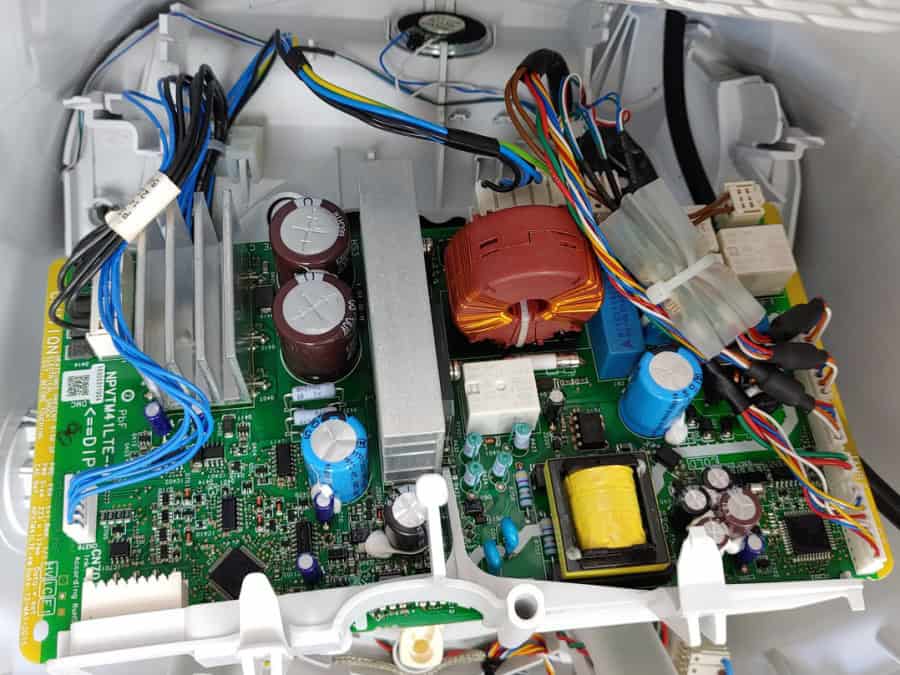 TM5 Reparatur der Verriegelung des Topfes oder des Deckels bei den Fehlermeldungen C153, C142, C148 und C143 Bild5 Vorbeugend gegen weitere Schäden durch Korrosion werden die Anschlüsse des TM5 gereinigt und behandelt