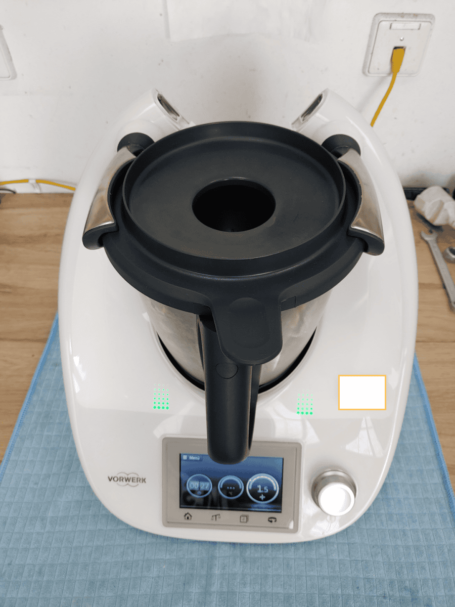 TM5 Reparatur der Verriegelung des Topfes oder des Deckels bei den Fehlermeldungen C153, C142, C148 und C143 Bild6 Der fertig reparierte Thermomix TM5 mit wieder funktionierender Verriegelung zeigt keine Fehlermeldung beim schließen der Arme mehr an