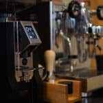 EUREKA Mignon Stark Matt Black mit ECM Siebträgermaschine