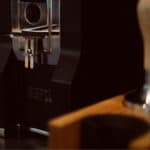 EUREKA Mignon Stark Black Frontansicht mit Display und Siebträger