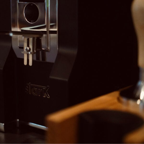 EUREKA Mignon Stark Black Frontansicht mit Display und Siebträger