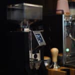 EUREKA Mignon Stark Matt Black im Einsatz neben Siebträgermaschine