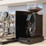 EUREKA Mignon Mühle auf Knock Box Drawer neben Espressomaschine